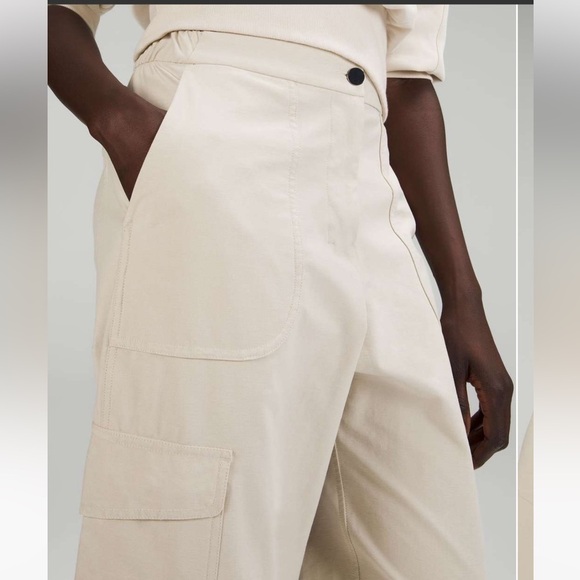 Lululemon Light Utilitech Cargo Pocket High-Rise Pant
Natural Ivory size 27 - Picture 11 of 12